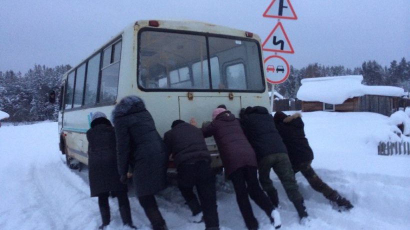 Сотрудники красноуфимской полиции оказали помощь замерзавшим пассажирам автобуса