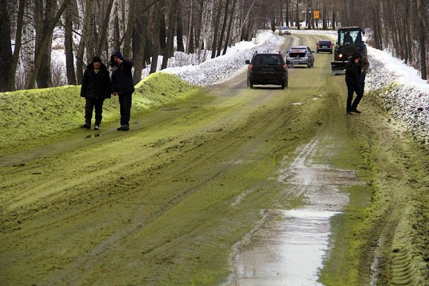 Ученые нашли способ избавиться от зеленого снега в Первоуральске