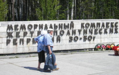 В Ревде и Екатеринбурге люди возлагают цветы к антисоветским памятникам