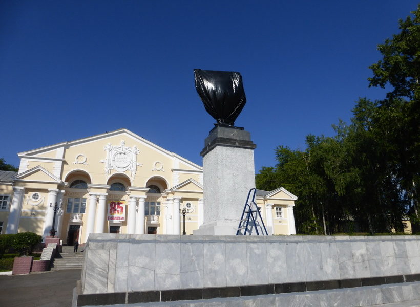 В Первоуральске разрушили памятник В.И. Ленину