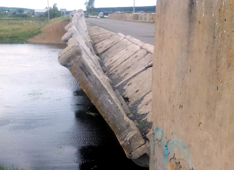 В Ачитском районе начал разрушаться мост через Бисерть