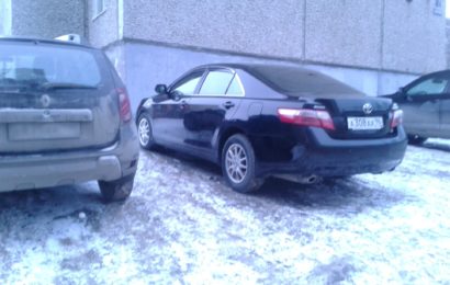 Водителя главы Первоуральска оштрафовали за парковку на газоне