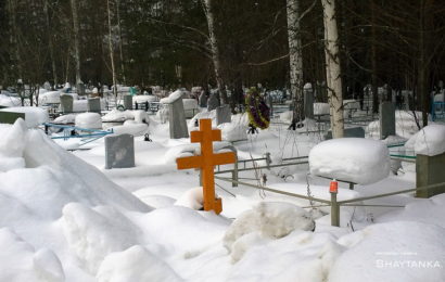 Женщина держала 13-летнюю дочь взаперти среди принесенных с кладбища крестов