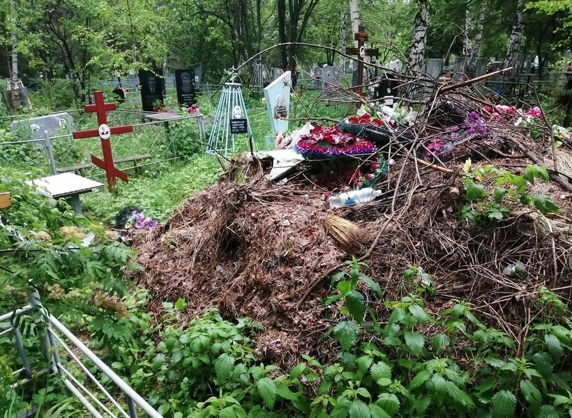 В Свердловской области разрешили приходить на кладбища