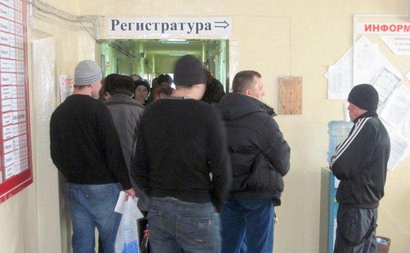 Жить не скучно: в России выстраиваются огромные очереди за медсправками