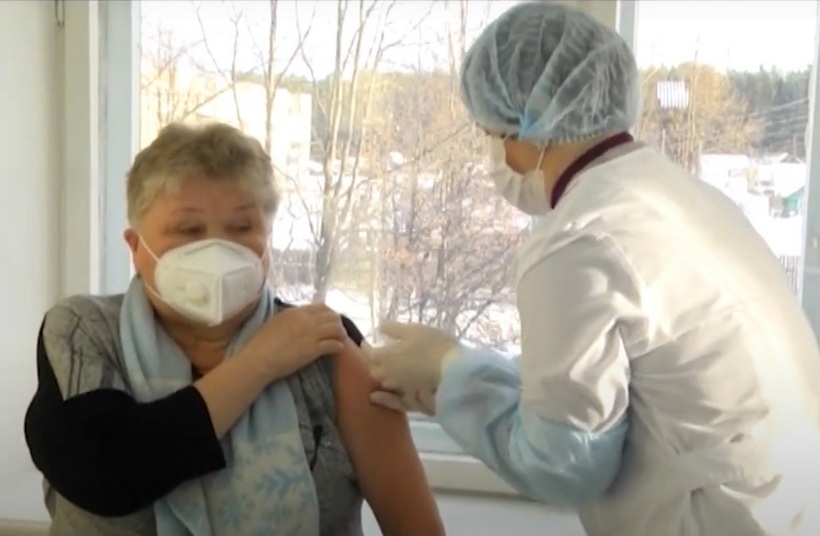 Первоуральские медики провели выездную вакцинацию в Новоуткинске