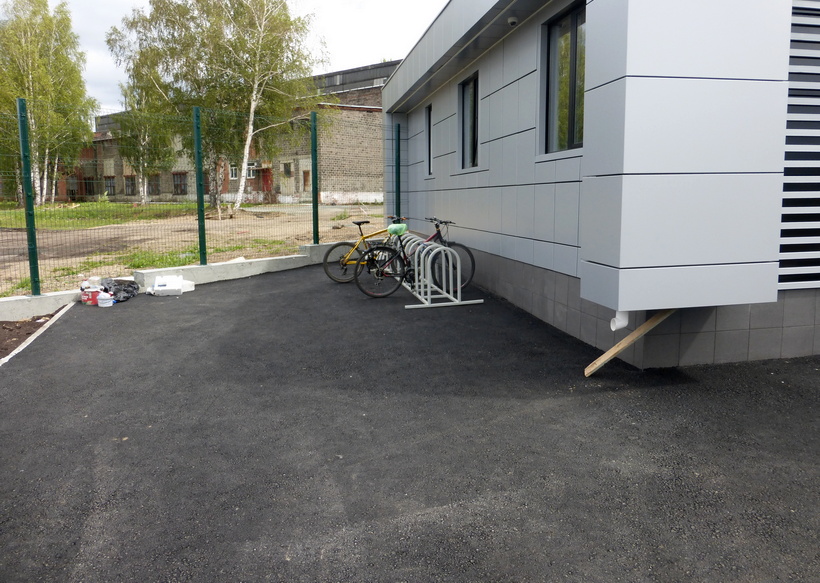 У проходной «Киберстали» сделали парковку и для велосипедистов. И двое приехали на великах