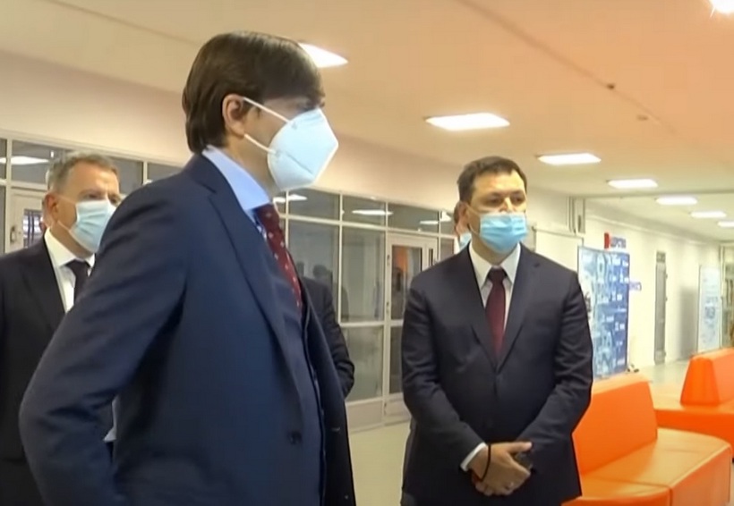 Ни полиция, ни губернатор не могли заставить Дронова надеть маску. Это смог сделать только А. Комаров.