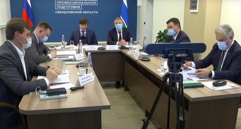Областного министра образования Юрия Биктуганова посадили за самый краешек стола/Скришот видео "Телекомпания Первоуральск"