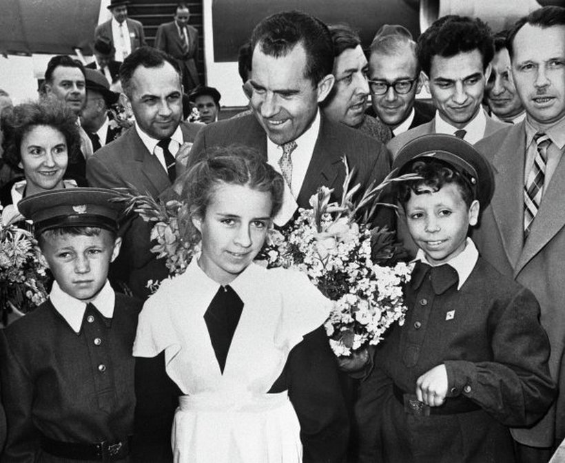 Ричарда Никсона в аэропорту Свердловска встречало много людей. Фотокорреспонденты сделали традиционное «фото с пионерами». Фото: РИА Новости