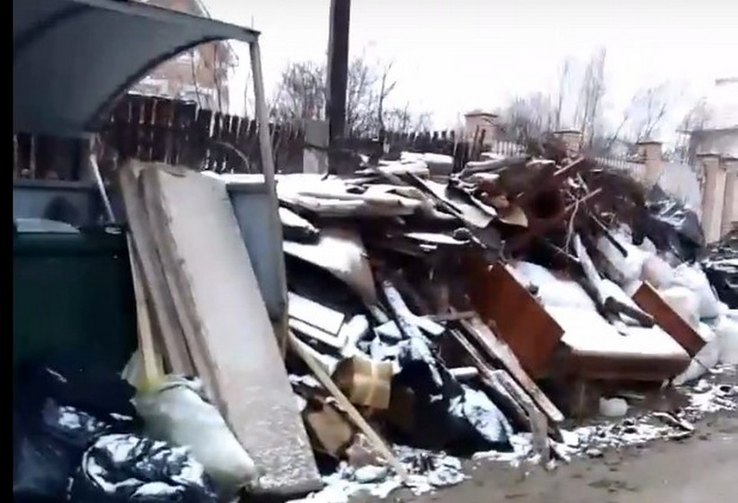 Жители Новой Утки жалуются на заваленные площадки ТБО